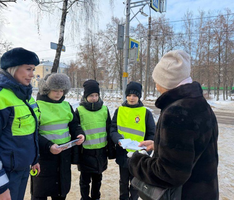 Школьники Орла вместе с сотрудниками Госавтоинспекции провели профилактическое мероприятие для земляков