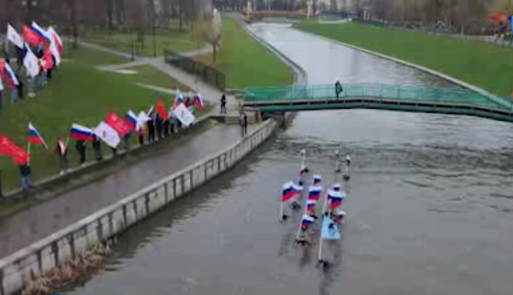 В поддержку российских военных, участвующих в спецоперации на Украине, орловчане погрузились в реку