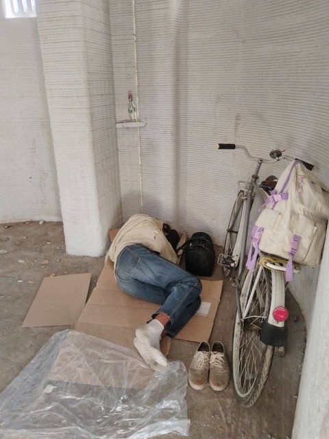 В туалет - нельзя. Спать - можно. 