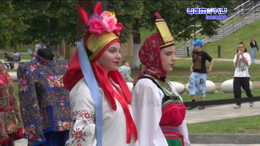 Глаз не оторвать: дефиле в русских традиционных костюмах 