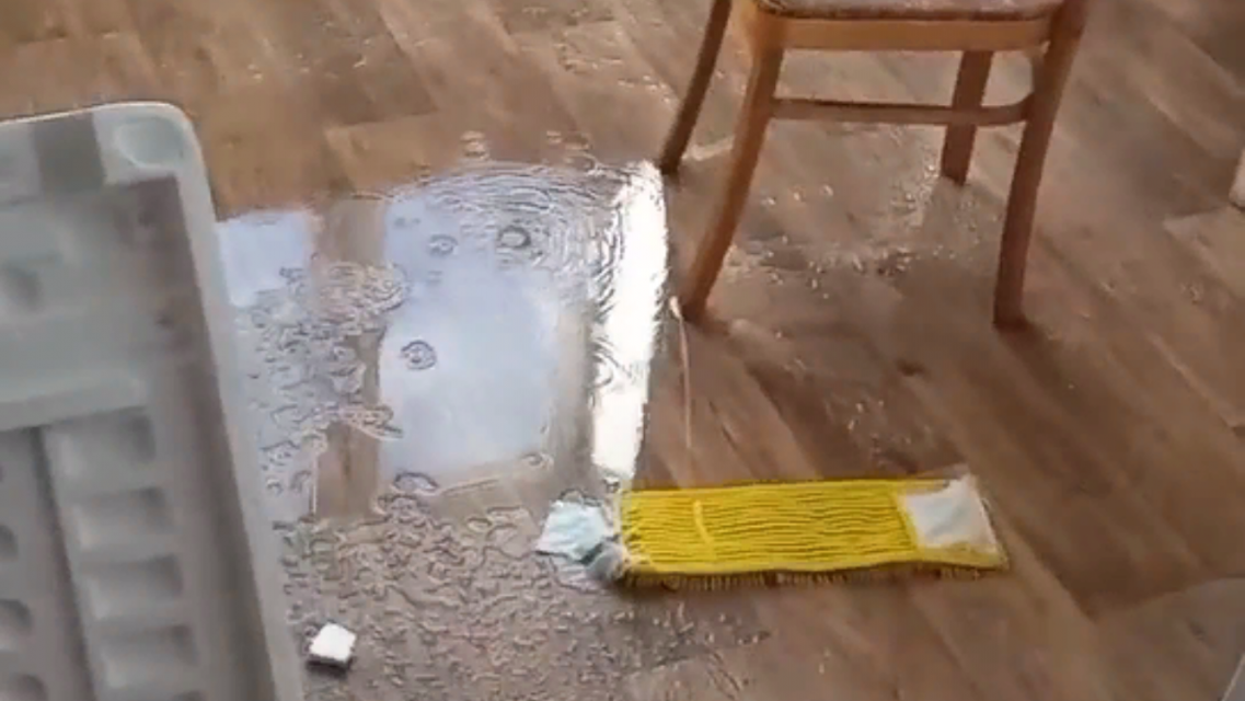 ВИДЕО: в Орле сироте выдали квартиру, через месяц потек потолок