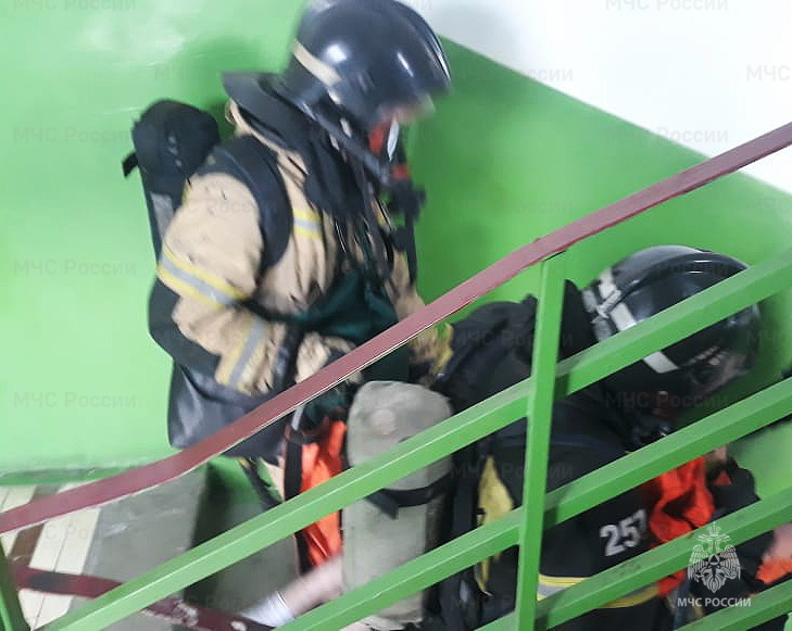 В Орле на пожаре в многоэтажке спасли мужчину