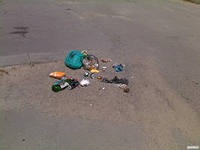 Мусор разлетается по дороге