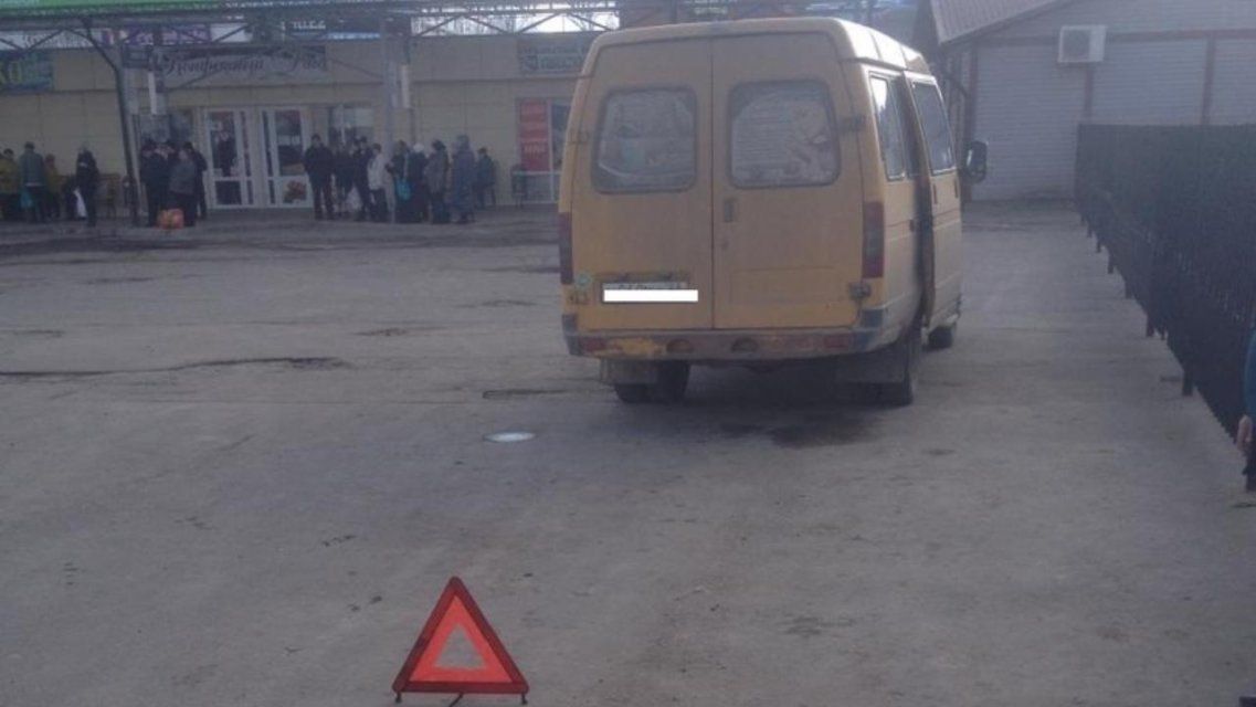 На автостанции в Ливнах водитель «Газели» сбил пенсионера, сдавая назад