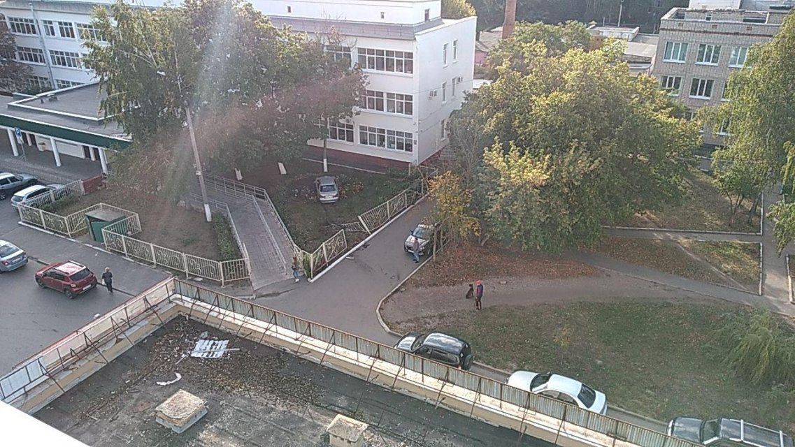 В Орле иномарка влетела на территорию детской поликлиники