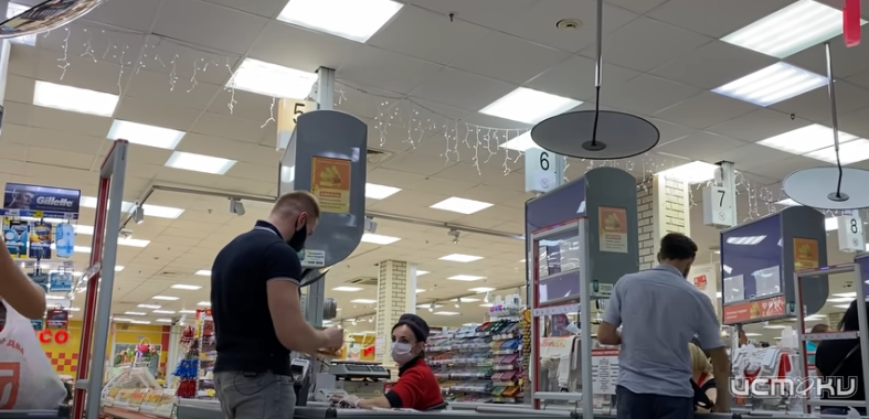 Блогер, известный как Артем Вольф, проверил орловский гипермаркет "Европа" на просрочку