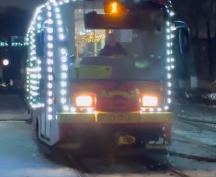 На улицах Орла появился новогодний трамвай 