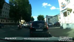В Сети появилось видео столкновения иномарки с мотоциклом