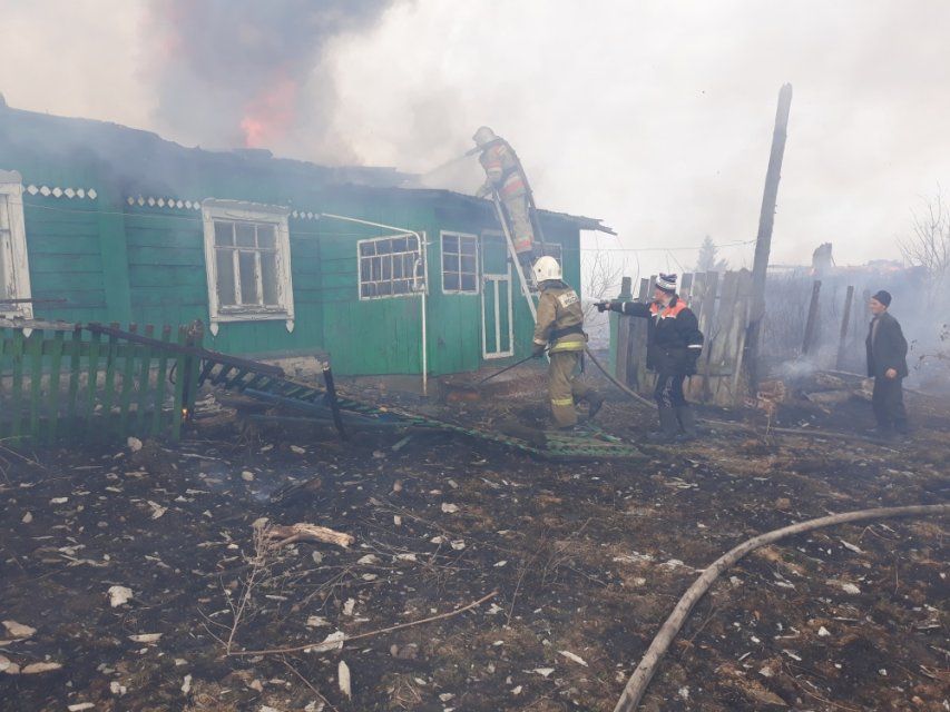 Огонь уничтожил два дома в Хотынецком районе