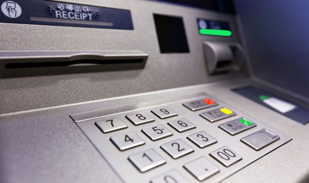 20-летний орловчанин остался без 15 тысяч рублей прямо возле банкомата