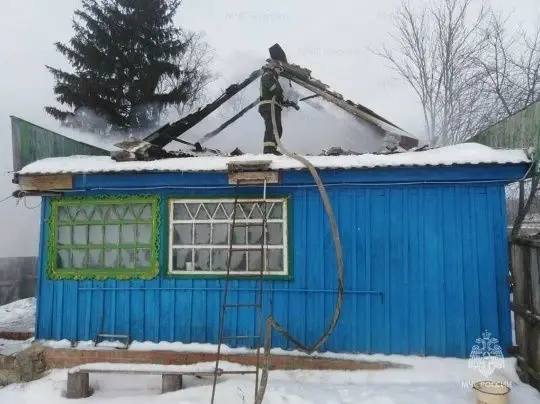 Пожар в частном доме, в хозпостройке и искрящиеся провода в домах