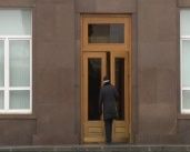 Более 200 чиновников лишатся работы в облправительстве, а в Орле бизнесмена будут судить за убийства Уварова и Соболева. Новости за 90 секунд