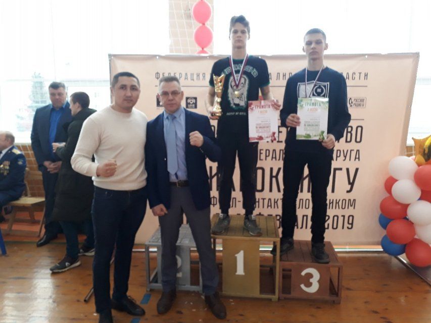 Боксер Александр Поветкин вручил награды орловским тренерам