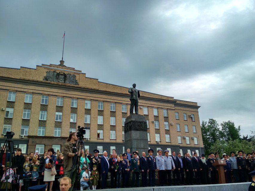 «Праздник со слезами на глазах»: на центральной площади Орла гремит парад Победы