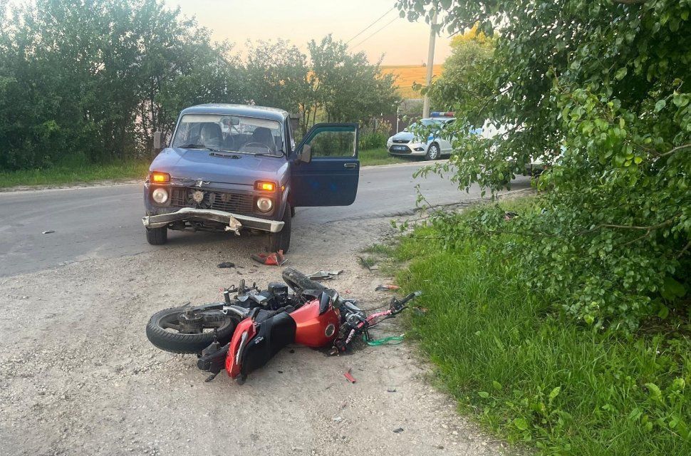 Под Орлом «Нива» врезалась в несовершеннолетнего мотоциклиста