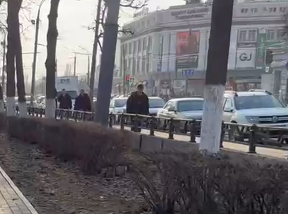 Новых желающих почистить ограду со Сквера Танкистов почему-то не находится