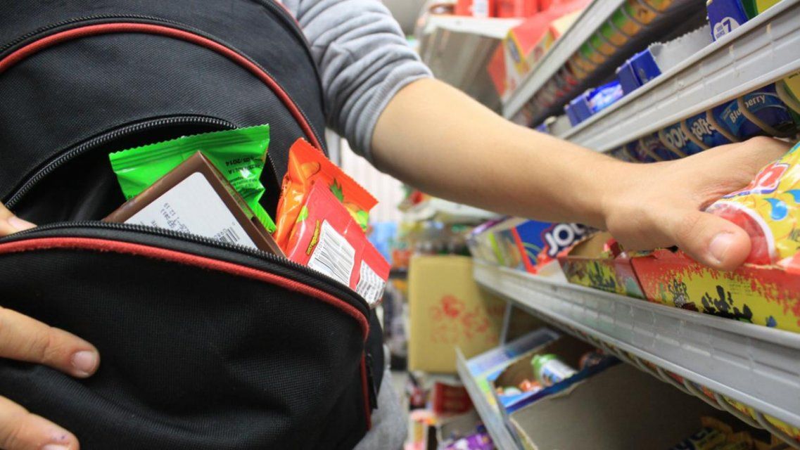 Рецидивист пытался унести из орловского гипермаркета одежду и продукты