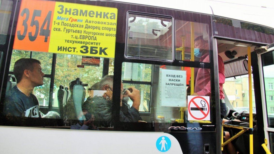 Спасение от штрафа, а не от COVID: орловчане надевают маски, заметив рейд