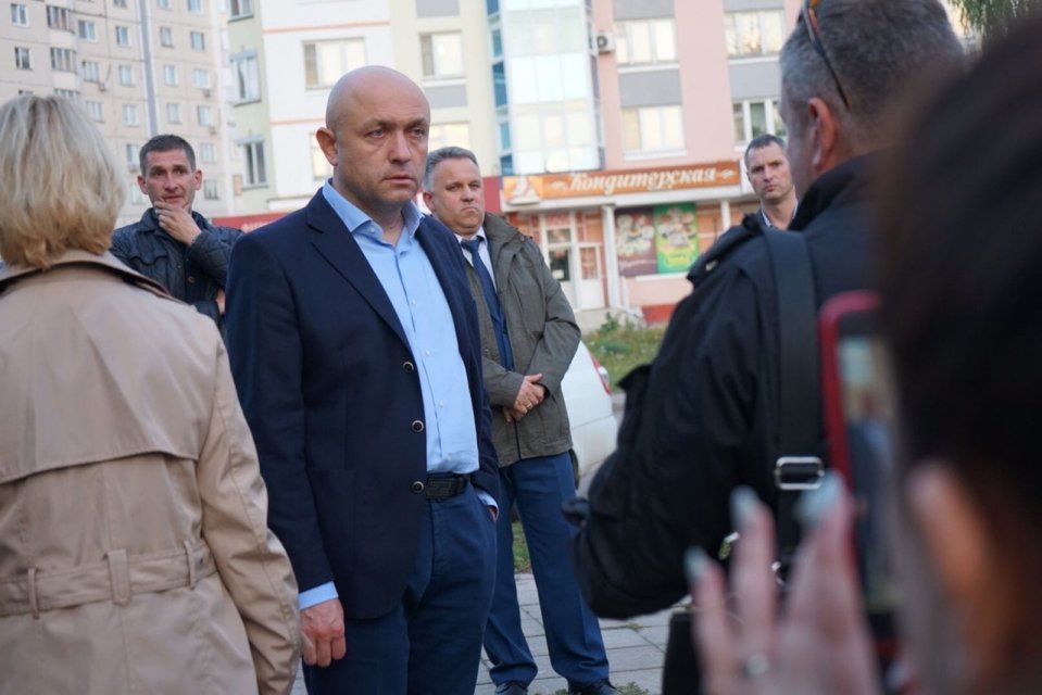 Недавно мэр раздавал обещания на Наугорке. Как приняли его жители и депутаты?