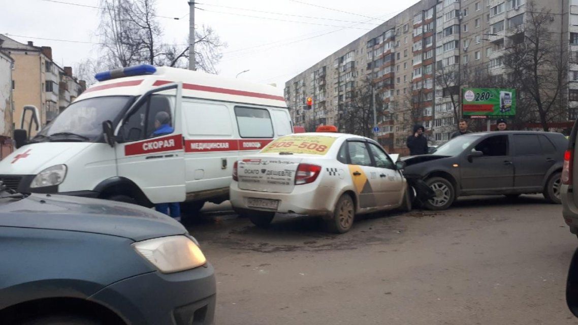 Два человека получили травмы в ДТП с такси в Орле 