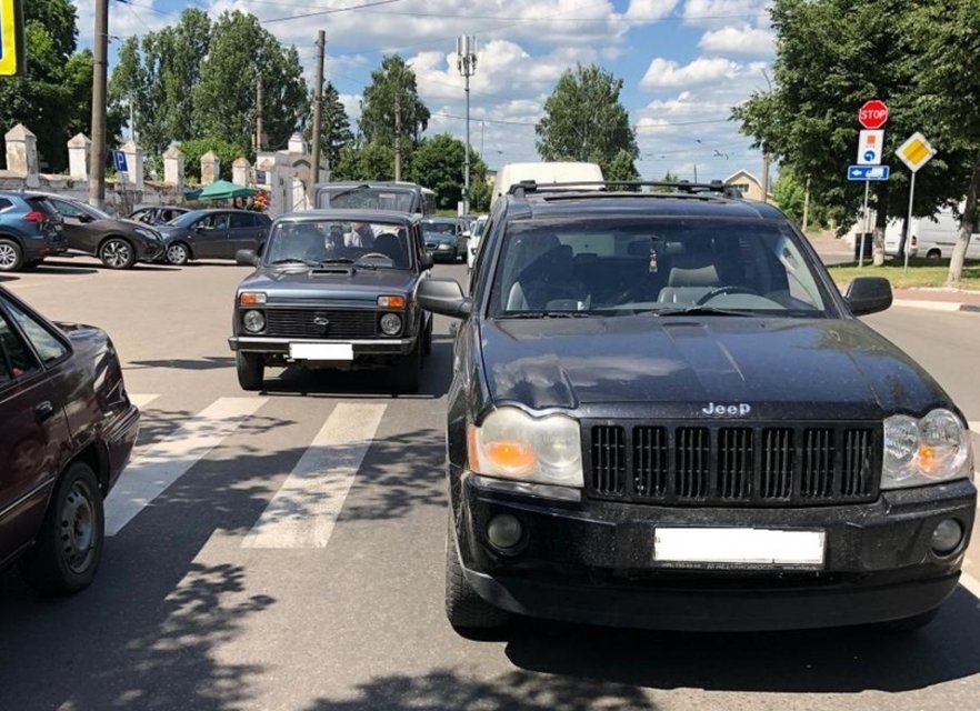 «Нива» и джип не поделили дорогу в Орле: ГИБДД ищет очевидцев