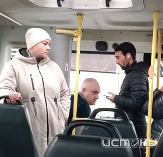 Орловчанку попытались высадить из маршрутки за вход через заднюю дверь