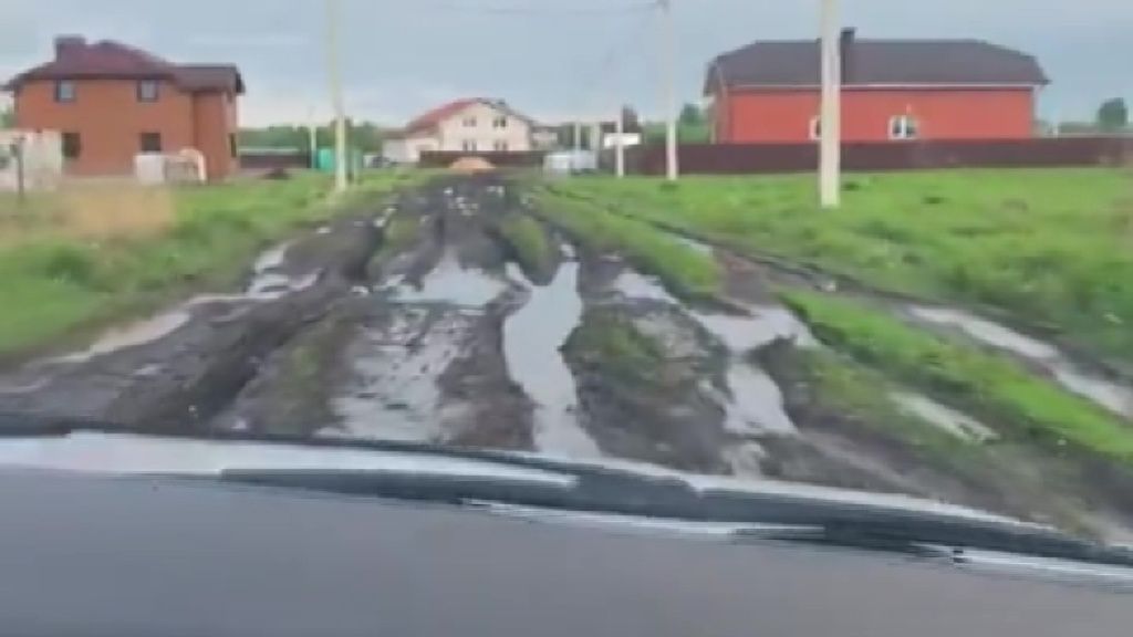 Дорога или испытательный полигон? Под Орлом машины утопают в грязи