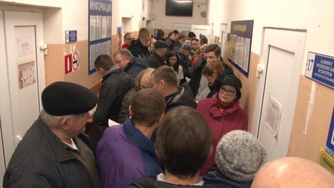 Стояли в очередях зря? Минздрав РФ отложил нововведения для водителей 