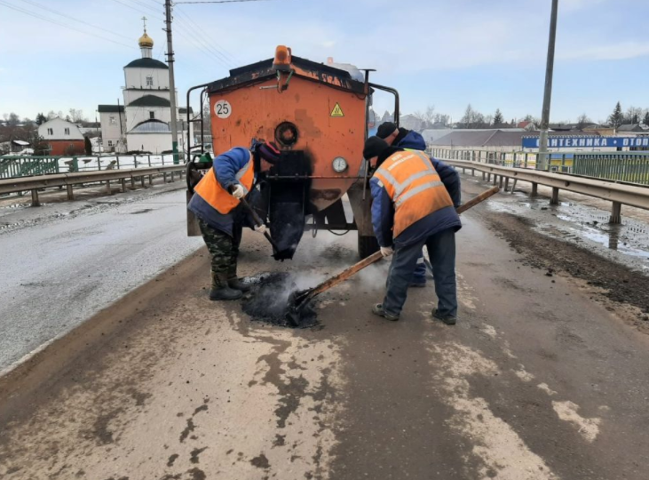В Мценске Орловской области проводят ямочный ремонт литым асфальтом