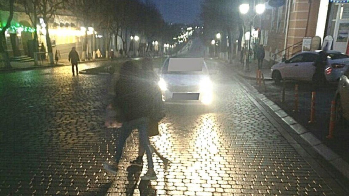 Фотофакт: в Орле брусчатку на улице Ленина снова перепутали с проезжей частью