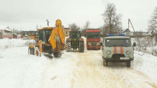 Орловские спасатели освободили из снежного плена три грузовика