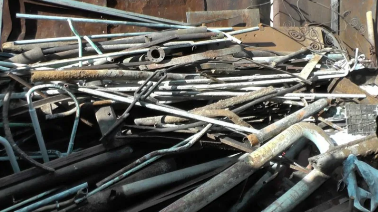 В Корсаковском районе поймали парней, которые крали с ферм металлолом