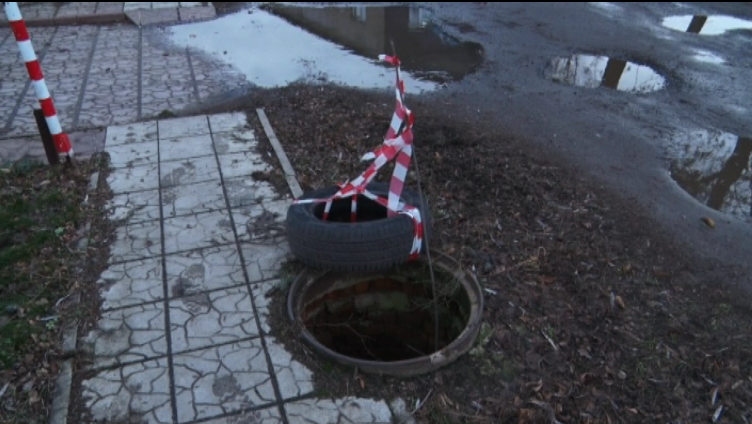 Открытый колодец, рядом с которым в школу ходят дети, не могут закрыть уже почти неделю