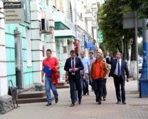 Новости за 90 секунд: активисты ищут автоледи, которая разбивала припаркованную рядом машину и скрылась, в продуктовых магазинах настоящий ажиотаж, а орловские дети могут поучаствовать в химическом шоу