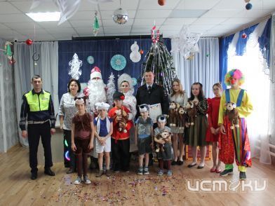 Орловские полицейские подарили детям новогоднюю сказку 