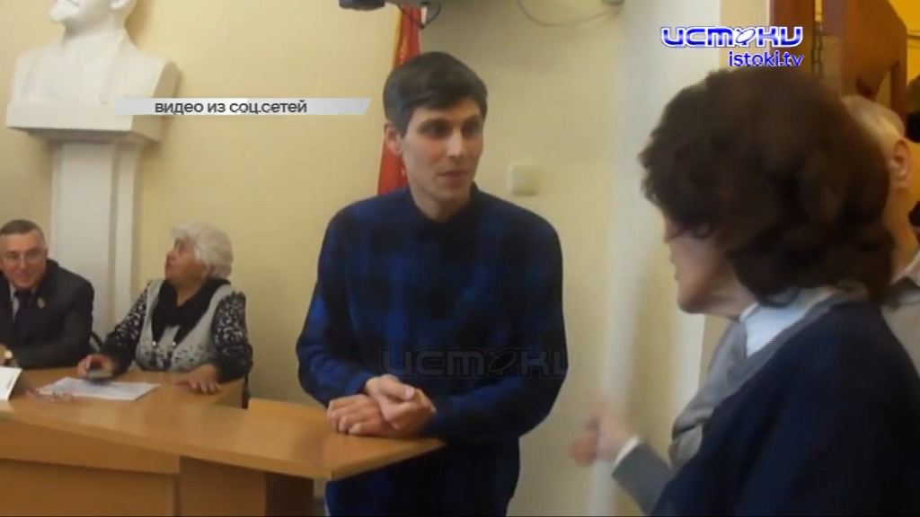 Как ловко и почти незаметно протащить бюст Сталину?