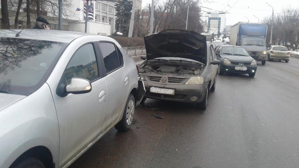 При столкновении двух «Рено» в Орле пострадала женщина