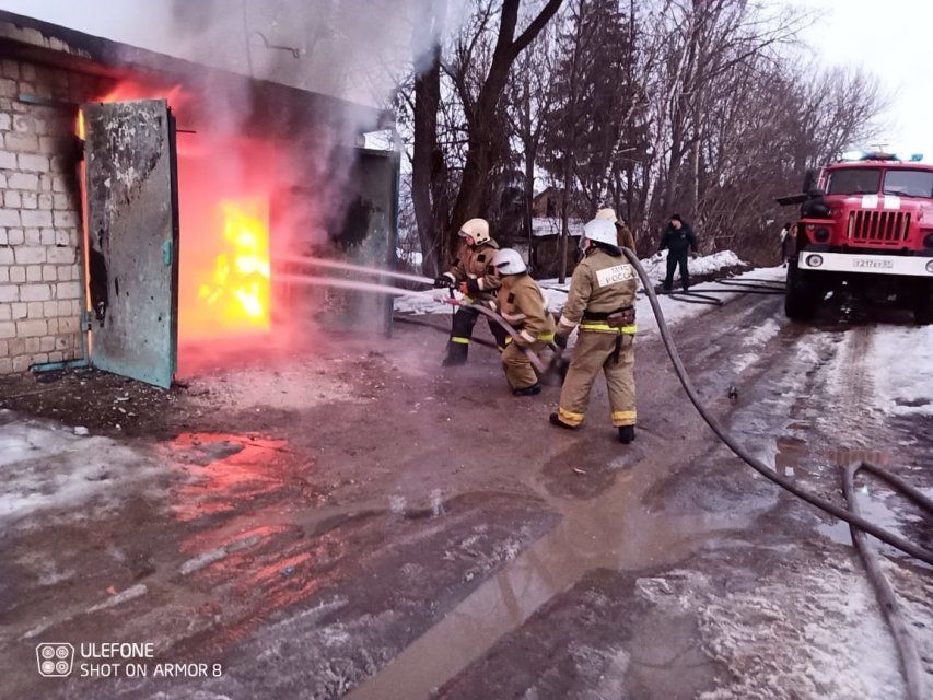 Орловчанин получил ожоги при попытке потушить гараж 