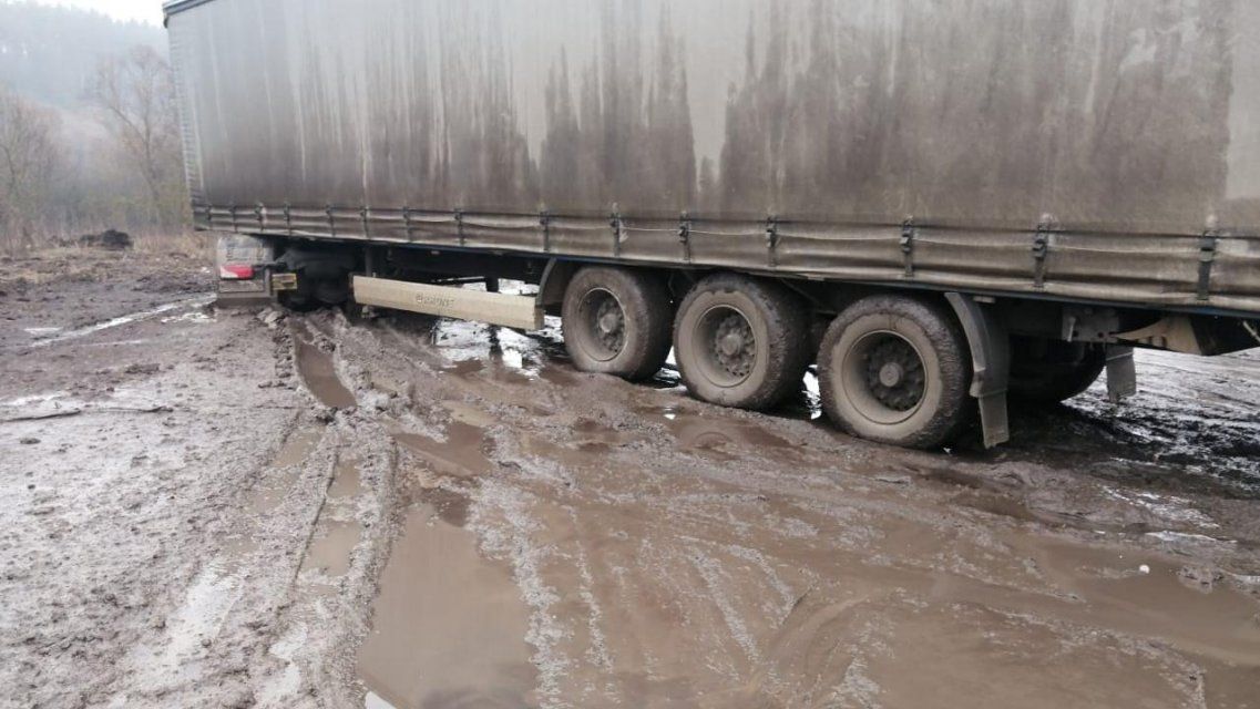 Народный корреспондент прислал резонансную новость о застрявшей в грязи фуре