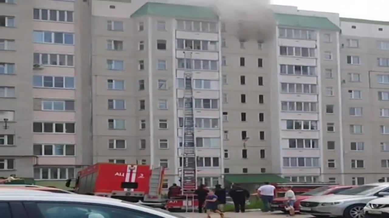 Орловские огнеборцы вынесли из горящей квартиры двух детей