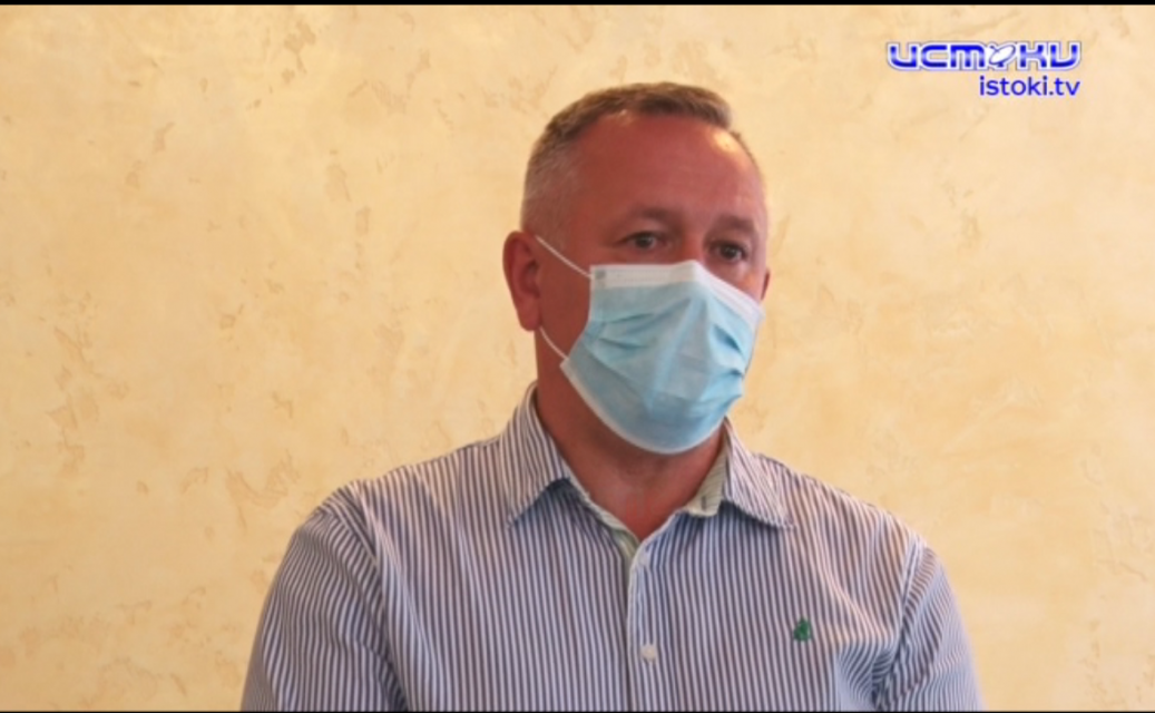 Под апплодисменты дольщиков. После совещания из прокуратуры директор "Унистроя" вышел в сопровождении бойцов СОБРа. Его компания еще в 2019 году должна была завершить строительство