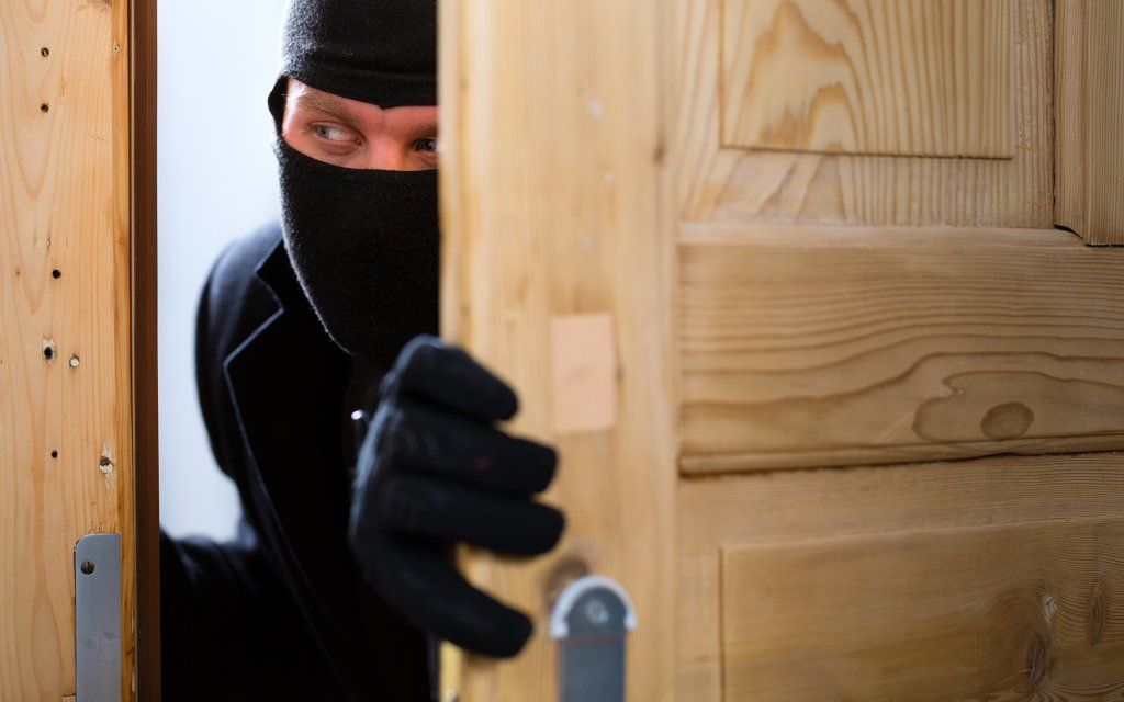 Амчанин пробрался в чужую постройку и украл оттуда запчасти на сумму 15 тыс. рублей