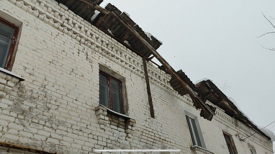 Из-за снега в частично расселенном доме по ул. Васильевская обвалилась крыша