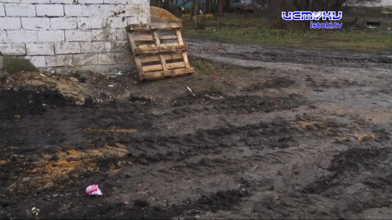 Блеск и нищета нашего города. Многомиллионный ремонт площади Жукова завершен. За темным забором остались неприглядные дома с их жильцами