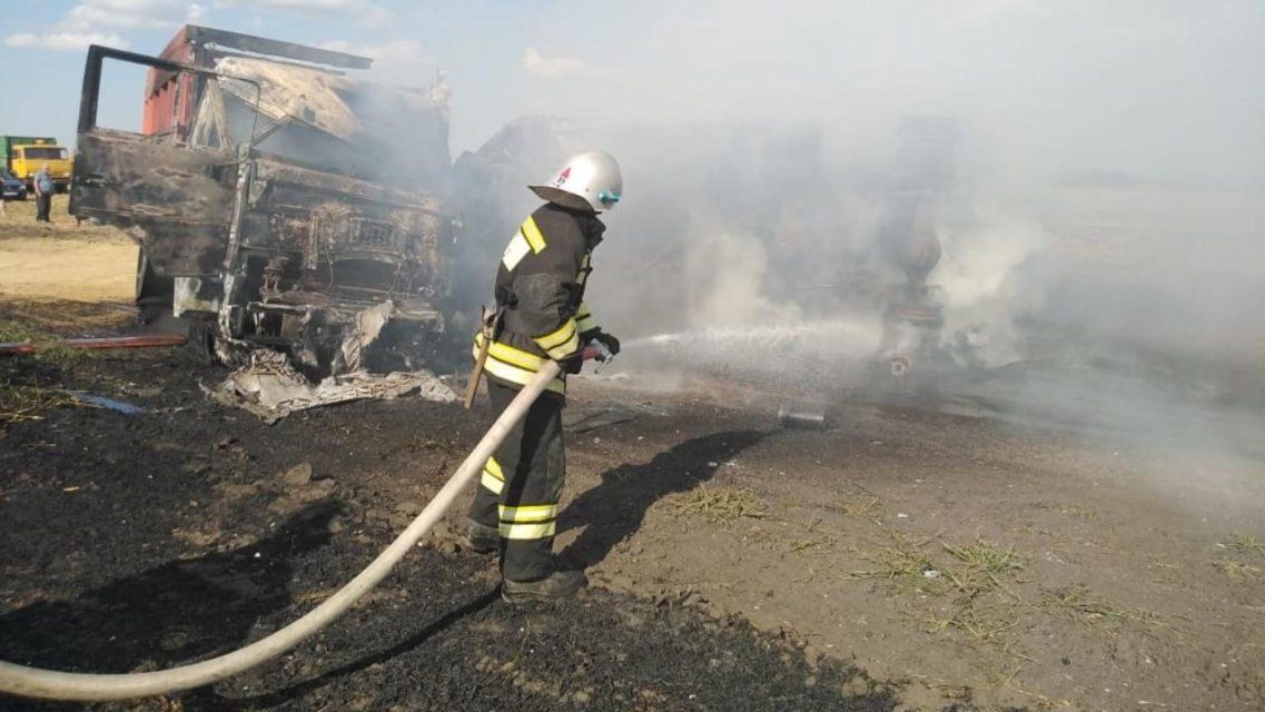 На Орловщине два КамАЗа загорелись, столкнувшись в поле 
