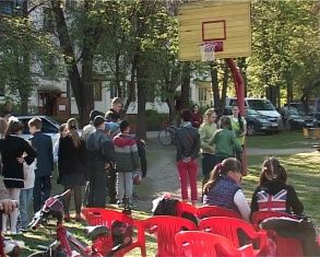 Зачем далеко ходить?: Весёлые старты в собственном дворе 