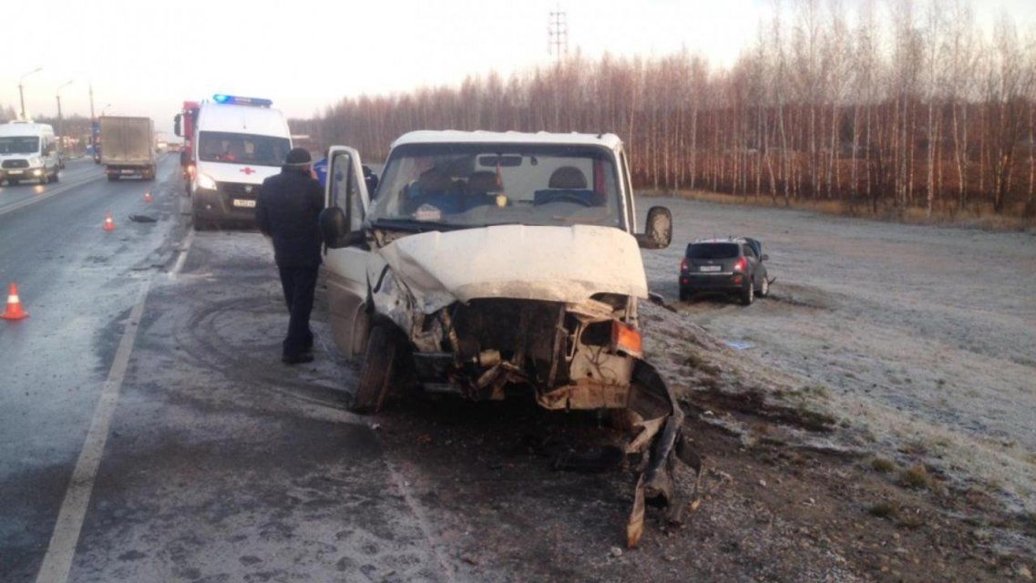Лоб в лоб: под Орлом двое пострадали при столкновении микроавтобуса и легковушки