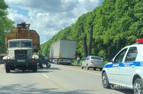 В Урицком районе грузовик с краном зацепил «Рено»: водитель иномарки погиб