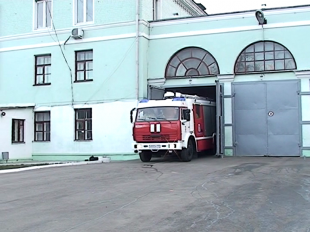 Новости за 90 секунд: спасатели вытащили из горящего дома трех человек, алкоголь в торговом центре продавали без лицензии, а в области приняли постановление о содержании домашних питомцев