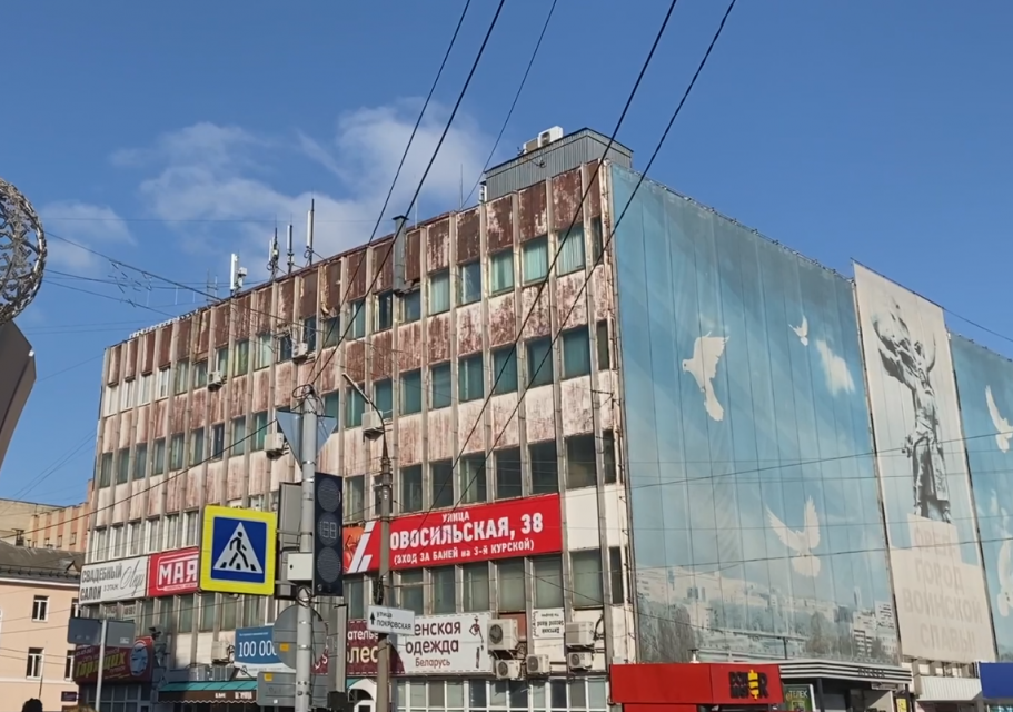 Фасад Дома Быта в Орле находится в предаварийном состоянии